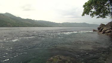 Fast ocean current seen from shore