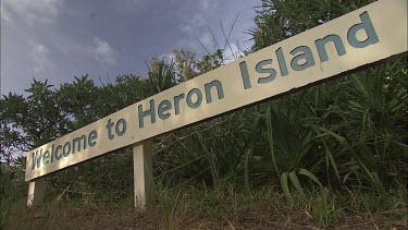 Sign saying "Welcome to Heron Island"