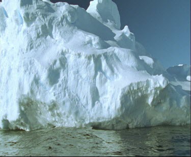 Past large iceberg to ship
