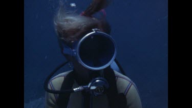 diver looking from side to side